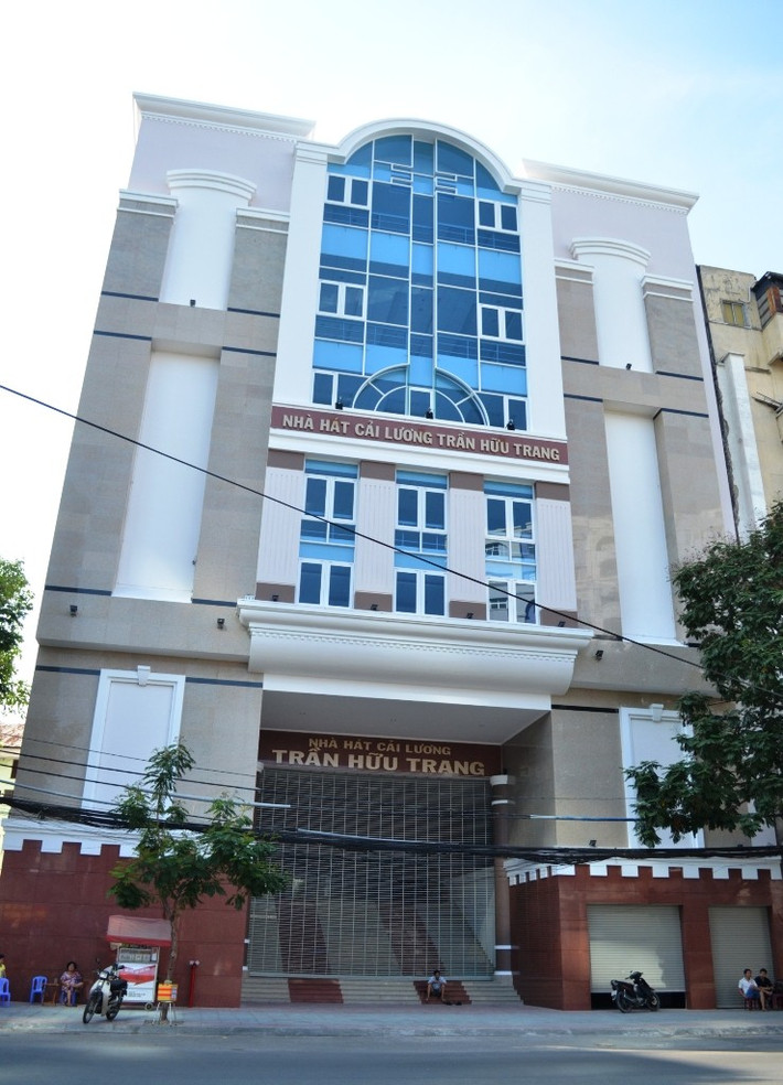 3. Nhà hát cải lương Trần Hữu Trang. Trung tâm nghệ thuật cải lương Trần Hữu Trang tọa lạc tại 136 Trần Hưng Đạo, quận 1, có thiết kế kết hợp giữa truyền thống và hiện đại. Công trình gồm 5 tầng lầu, một tầng hầm với 600 chỗ ngồi cùng hệ thống thang máy và thang cuốn sang trọng… Công trình có tổng kinh phí xây dựng hơn 132 tỷ đồng.