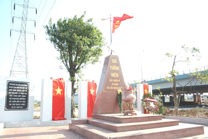 4. Bia tưởng niệm cầu Rạch Chiếc. Công trình được xây để tưởng nhớ sự hy sinh của 52 chiến sĩ Tiểu đoàn 81 (Lữ đoàn 316) và 2 phân đội Z22, Z23 (Lữ đoàn đặc công biệt động) trong chiến dịch Hồ Chí Minh 1975.