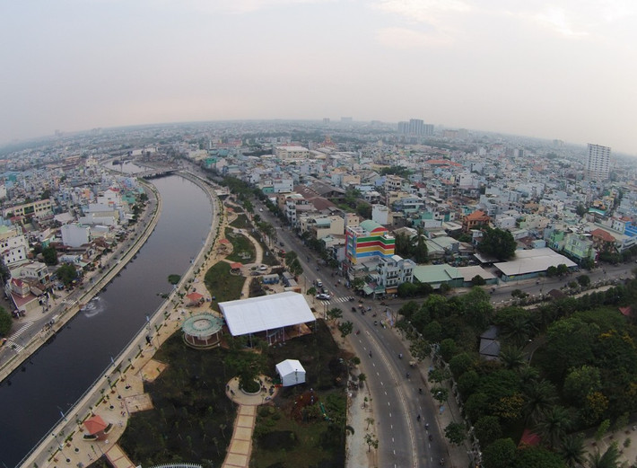 2. Kênh Tân Hóa – Lò Gốm. Công trình cải tạo kênh Tân Hóa – Lò Gốm được khởi công từ tháng 12/2011 và khánh thành vào ngày 5/4/2015, là một trong những dự án thành phần của tiểu dự án nâng cấp đô thị TP HCM có tổng mức đầu tư hơn 3.400 tỷ đồng, chưa kể hơn 1.700 tỷ đồng chi phí bồi thường, giải tỏa và tái định cư cho hơn 1.500 hộ dân và tổ chức.