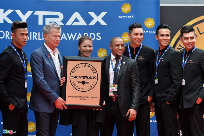 Mở đầu sự kiện là phần trao giải thưởng cho các hãng hàng không của Skytrax. AirAsia lần thứ 9 liên tiếp nhận giải hãng hàng không giá rẻ tốt nhất thế giới với sự góp mặt của cựu tuyển thủ Brazil Roberto Carlos. Đại sứ David Foster (thứ hai từ trái sang), Giám đốc Phi hành đoàn của AirAsia Group Suhaila Hassan và cầu thủ bóng đá Brazil Roberto Carlos.