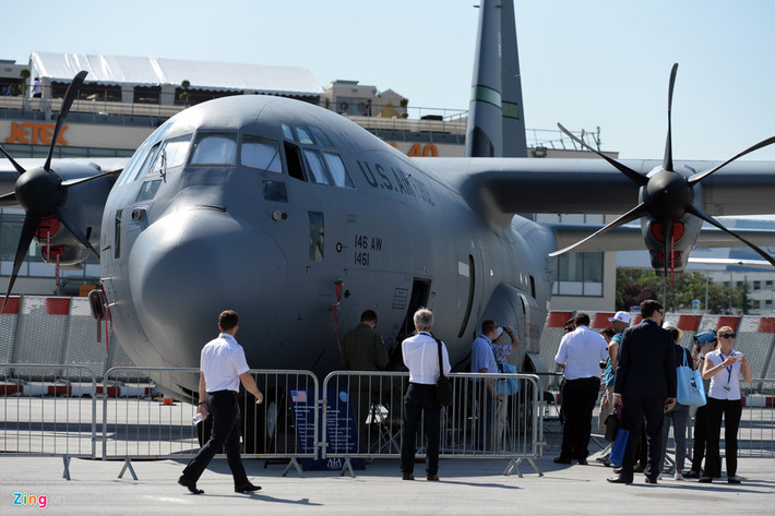 Chiếc US Air Force C-130J, loại máy bay vận tải hạng trung, thân rộng của Mỹ là một trong số ít máy bay tại triển lãm thu hút rất đông khách đến tham quan. Ưu điểm của C-130 có thể cất hạ cánh ở những đường băng dã chiến, do đó nó có thể hoạt động ở những khu vực xa xôi mà các phi cơ vận tải khác khó xoay sở được.