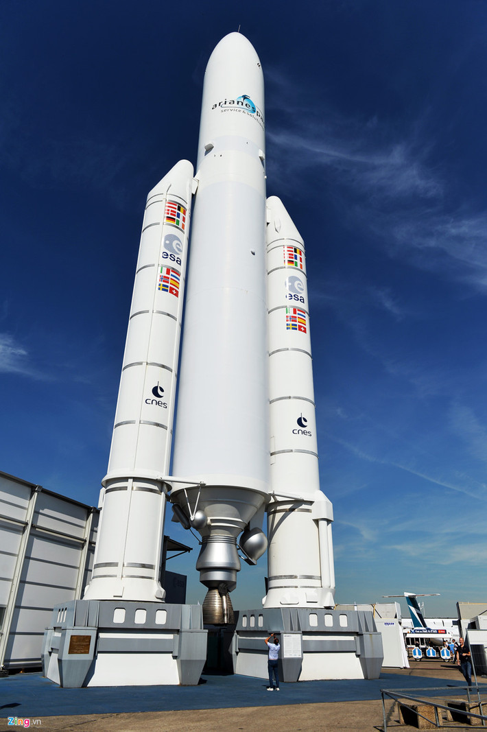 Hệ thống phóng tên lửa Ariane 5 đồ sộ nằm ở một góc triển lãm. Nó được sản xuất dưới sự quản lý của cơ quan Vũ trụ châu Âu (ESA) và Trung tâm Quốc gia Các Khu vực Không gian Etudes.