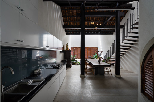 Không gian dưới mái ngói là nơi mà cả gia đình ăn tối và quây quần với nhau. Ảnh: ArchDaily.