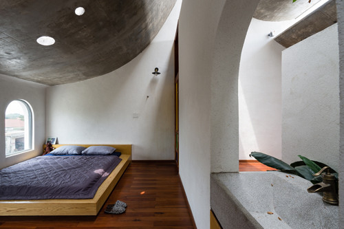 Phòng ngủ độc đáo, chan hòa với thiên nhiên. Ảnh: ArchDaily.