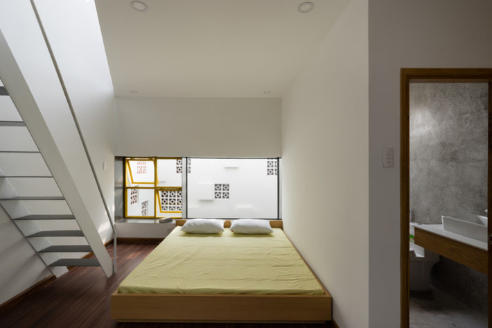 Phòng ngủ rộng thoáng với nội thất đơn giản mà ấm áp. Ảnh: ArchDaily.