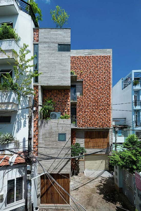 Căn nhà hướng tây nằm trên mảnh đất có diện tích 71m2 trong một khu dân cư yên tĩnh tại quận Phú Nhuận, thành phố Hồ Chí Minh.
