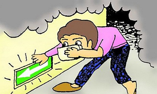 Thực tế, trong các vụ hỏa hoạn, hầu hết nạn nhân đều tử vong vì nghẹt thở do khói nhiều hơn là bỏng hay chết cháy. Vì vậy, nguyên tắc đầu tiên khi cháy chung cư là quan sát thật kỹ, nhanh chóng tìm mọi cách di tản ra khỏi khu vực nhiễm khói. Ảnh minh họa: Chungcuvp7.