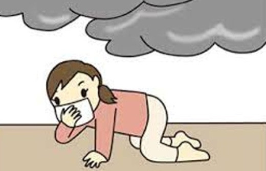 Theo các nhân viên cứu hộ, điều quan trọng lúc này là bình tĩnh, tuân thủ nguyên tắc cúi thấp người khi di chuyển ra lối thoát hiểm. Thậm chí, mọi người cần phải bò dưới sàn để tránh ngạt do khói luôn bay lên cao. Ảnh minh họa: Yan.