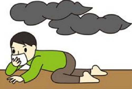 Để chống nhiễm khói, nên lấy khăn thấm nước che kín miệng, mũi để lọc không khí khi hít thở hoặc sử dụng mặt nạ chống khói. Muốn thoát khỏi đám lửa, dùng chăn nhúng nước trùm lên người rồi chạy thật nhanh ra ngoài. Ảnh minh họa: Firest.