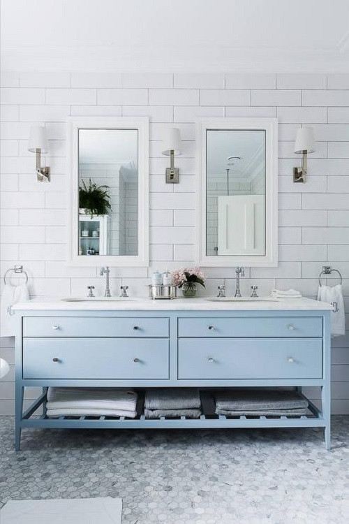 Vẫn là bức tường trắng được ốp gạch thông thường, chỉ cần nhấn chút màu xanh nhạt là đã khiến tổng thể thay đổi.