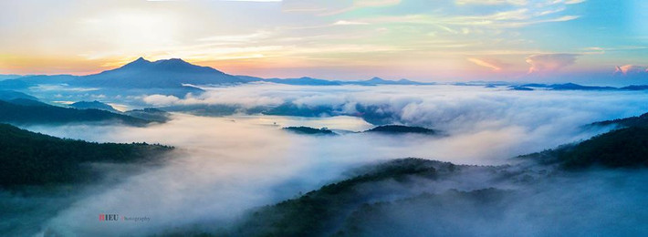 Đà Lạt đẹp mê hồn trong cái khoảnh khắc đợi chờ ánh bình minh của buổi tinh mơ, đẹp cả khi từ trung tâm thành phố đến vùng đất ngoại ô đều chìm trong làn sương mỏng manh bảng lảng trong gió.