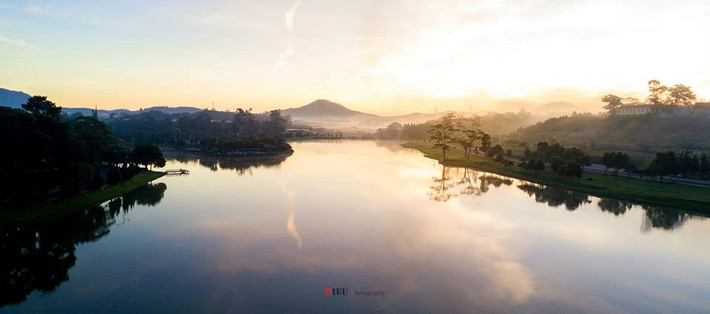 Cảnh vật yên tĩnh đến tuyệt diệu, trong khung cảnh bình yên ấy, bạn như nín thở mà cảm nhận, vì sợ chỉ một tiếng động nhỏ thôi cũng có thể phá vỡ tất cả.