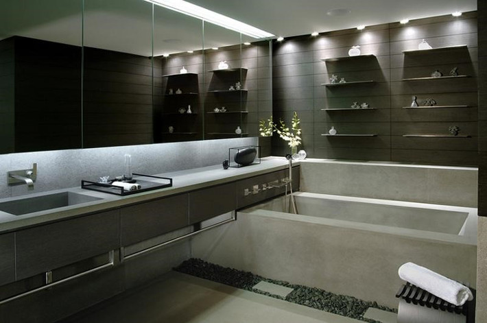 Phòng tắm hiện đại trong cách thiết kế và chi tiết nội thất. Những chiếc kệ gỗ ở nhiều vị trí khác nhau vừa có dụng trang trí vừa tiện dụng.