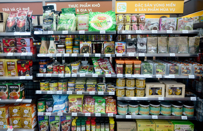 Hàng hóa tại 7-Eleven được bày bán cũng giống nhiều siêu thị khác, khá tiện lợi . cho khách mua sắm.