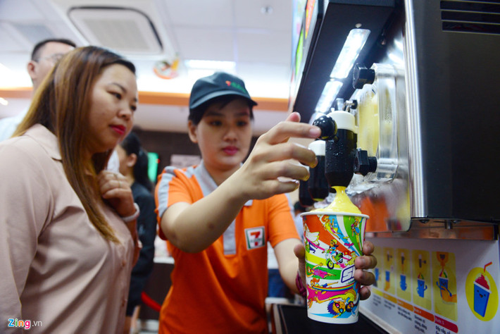 Nước trái cây lạnh có giá từ 15.000 - 18.000 đồng/ly.