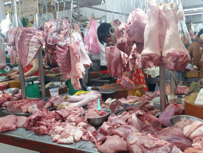 Theo ghi nhận, giá thịt lợn giảm xuyên đáy, xuống mức thấp nhất so với 10 năm trở lại đây. Tại một số nơi, thịt lợn hơi giảm xuống còn 10.000 đồng/kg vẫn không có người mua. Ảnh: Zing.