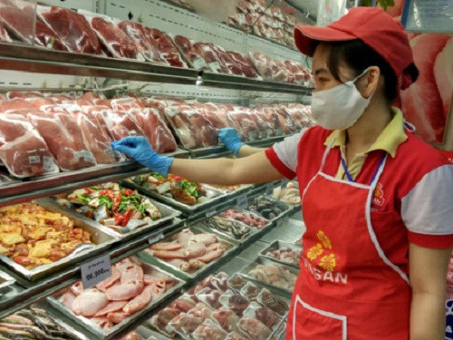 Chuyện giải cứu thịt lợn đã trở thành vấn đề nóng của của cả xã hội. Tại nhiều địa phương, giải cứu thịt lợn còn trở thành tiêu chí thi đua, nhằm chia sẻ khó khăn với người nuôi lợn trong tình trạng rớt giá. Ảnh: Lao động.