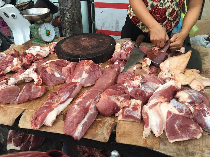 Điển hình nhất cho vật nuôi rớt giá năm nay là thịt lợn tụt dốc không phanh khiến người nuôi điêu đứng. Ảnh: Vietnamnet.