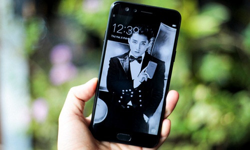 Oppo F3 phiên bản thần tượng lấy tông đen trắng làm chủ đạo . Toàn bộ thân máy đều phủ một màu đen bóng. Hình nền mặc định là chân dung ca sĩ Sơn Tùng M-TP.