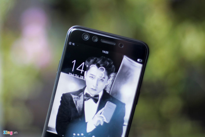 Oppo F3 dùng 2 camera selfie, một ống kính 16 MP khẩu độ f/2.0. Ống kính góc rộng có độ phân giải 8 MP cho góc chụp lên đến 120 độ.