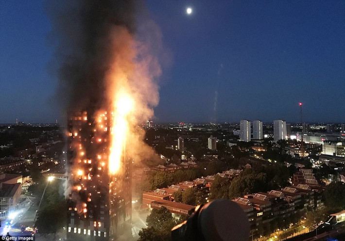 Ngày 14/6 vừa qua, vụ cháy chung cư Grenfell ở London đã khiến cả thế giới kinh hoàng. Vụ cháy khiến ít nhất 12 người chết, 74 người bị thương, trong đó có 18 người ở tình trạng nguy kịch. Ảnh: The Sun.