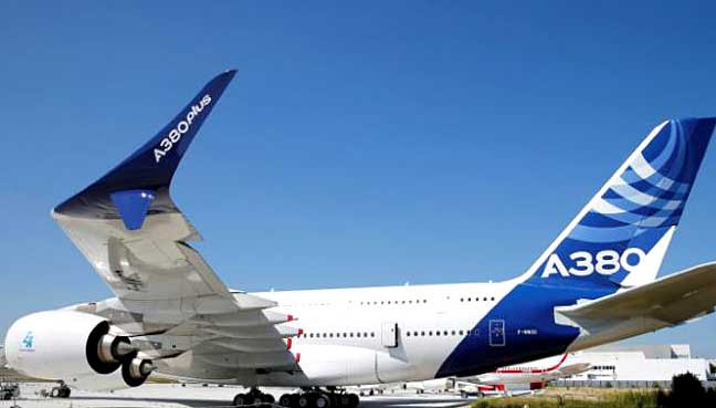 John Leahy - Giám đốc tác nghiệp - khách hàng của Airbus cho hay, Airbus A380Plus là bước tiến mới cho dòng máy bay biểu tượng của hãng, đáp ứng tốt hơn nhu cầu bay đang ngày càng tăng trên thế giới. Ảnh: Free Malaysia Today.