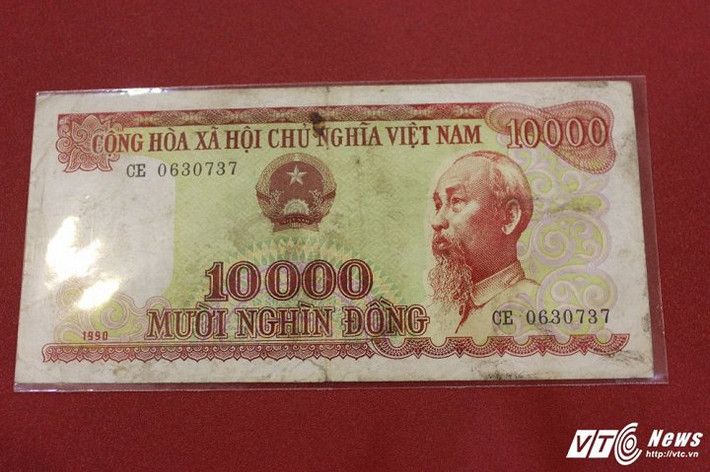 Tiền 10.000 đồng năm 1990 hiện đang được rất nhiều khách hàng ưa chuộng. Theo một shop chuyên tiền cổ trên phố Kim Ngưu (Hai Bà Trưng, Hà Nội), sở dĩ tờ 10.000 đồng được ưa chuộng là do nó mang màu đỏ, màu của may mắn và mệnh giá 10.000 cũng đồng nghĩa là trọn vẹn, đầy đủ.