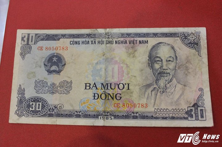Mẫu giấy bạc đầu tiên được vẽ bởi nhóm họa sĩ nổi tiếng đương thời của Hà Nội là Mai Văn Hiến, Nguyễn Đỗ Cung, Nguyễn Văn Khánh, Nguyễn Huyến và sau đó nữa là Nguyễn Sáng, Bùi Trang Chước, Lê Khả.