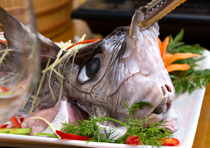 Trọng lượng mỗi con cá mặt thỏ dao động từ 1,5 - 7kg. Do vậy, để tận hưởng hương vị của một chú cá lớn, đại gia phải chi cả chục triệu đồng. Ảnh: Adayroi.