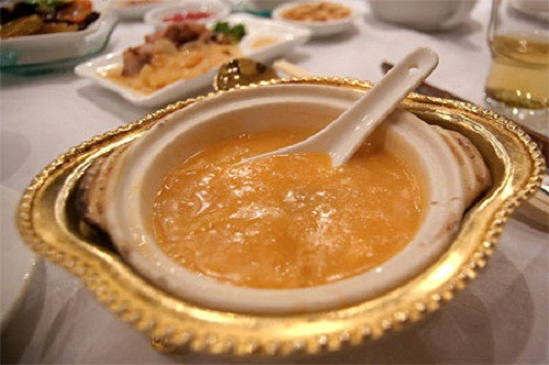 Giá mỗi thố nhỏ dành cho một suất ăn ở nhà hàng thường hơn 1 triệu đồng. Còn giá cho 1 kg vây cá mập chưa chế biến dao động từ 10 triệu – 20 triệu đồng. Ảnh: Louis.