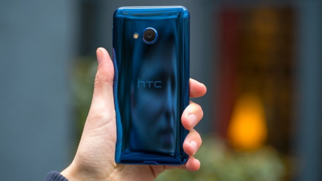 HTC U Play đánh dấu sự trở lại của hãng trong phân khúc tầm trung, máy hiện có giá 8,9 triệu đồng. U Play là bản rút gọn của U Ultra nhưng vẫn giữ lại những đường nét cơ bản với 2 mặt kính bóng, khung kim loại. Máy dùng màn hình LCD 5,2 inch, độ phân giải Full HD, chip Helio P10, RAM 3 GB, bộ nhớ trong 32 GB, pin 2.500 mAh.