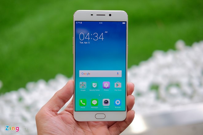 Oppo F1 Plus đã lên kệ khoảng 1 năm. Sau vài lần điều chỉnh giá bán, máy hiện ở mức 8,9 triệu đồng. F1 Plus trang bị camera trước 16 MP, khẩu f/2.0, Oppo cũng tích hợp sẵn cho F1 Plus bộ lọc 7 cấp độ trong Selfie Mode.