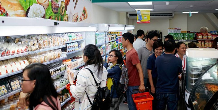 Rất nhanh chóng, 7-Eleven thu hút đông đảo người dân TP HCM đến trải nghiệm mua sắm tại cửa hàng. Bên cạnh những đặc sản làm nên tên tuổi của 7-Eleven, cửa hàng còn khiến khách thích thú với mặt hàng thuần Việt như trứng vịt lộn, thịt kho trứng, bò kho rau củ... Ảnh: Facebook 7-Eleven Viet Nam.