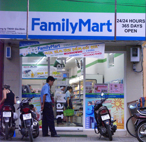 FamilyMart Việt Nam mở cửa 24/24, đáp ứng tối đa nhu cầu mua sắm của người dân, mang đến khách hàng môi trường mua sắm thoải mái và thân thiện. Ảnh: Zing.