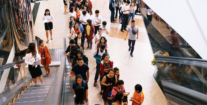 Người tiêu dùng xếp hàng dài để mua sắm tại cửa hàng tiện lợi 7-Eleven đầu tiên là minh chứng cho tiềm năng của thị trường bán lẻ ở Việt Nam. Gã khổng lồ Nhật Bản 7-Eleven nuôi tham vọng mở 300 cửa hàng tại Việt Nam sau 3 năm và 1.000 cửa hàng sau 10 năm. Ảnh: Facebook 7-Eleven Viet Nam.