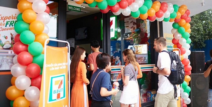 Ngày 15/6, 7-Eleven chính thức ra mắt cửa hàng đầu tiên của mình tại TP HCM, đánh dấu sự hiện diện của chuỗi cửa hàng tiện lợi nổi tiếng nhất thế giới tại thị trường Việt Nam. Ảnh: Facebook 7-Eleven Viet Nam.