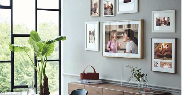 Khi không xem TV, người dùng có thể lựa chọn một trong số 100 bức ảnh nghệ thuật của 37 nghệ sĩ để hiển thị trên TV, khiến nó giống một bức tranh treo tường nghệ thuật.
