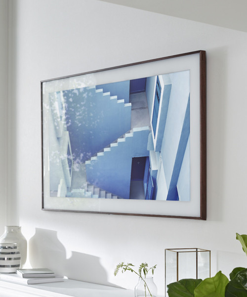 Samsung hiện có hai phiên bản The Frame: loại 55 inch có giá 1.999 USD (tương đương khoảng 45,5 triệu đồng) và loại 65 icnch có giá 2.799 USD (tương đương khoảng 65,6 triệu đồng).
