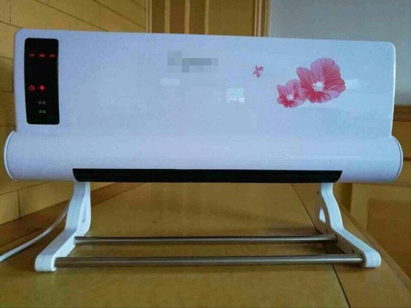 Mùa hè nắng nóng, nhu cầu giải nhiệt lên cao, nhiều đồ điện lạnh mini làm mát, chống nắng mới lạ đã ra đời. Đáng chú ý nhất là chiếc điều hòa mini dùng một mùa. Ảnh: Vietnamnet.