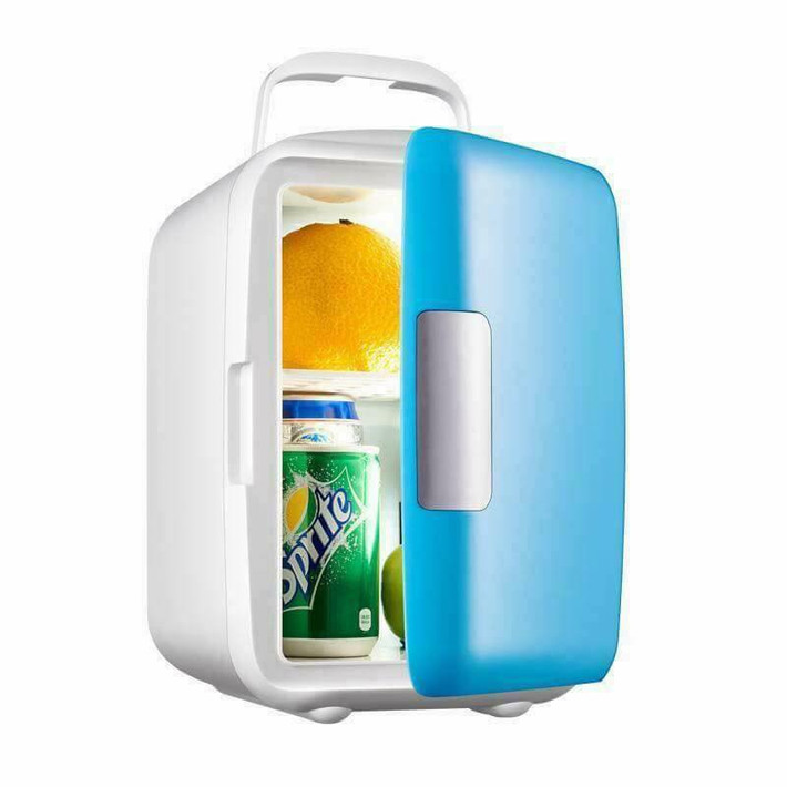 Chúng được rao bán với giá bán từ 400.000 - 800.000 đồng. Do rất nhỏ gọn nên tủ lạnh mini có thể để bàn làm việc hoặc mang đi du lịch. Ảnh: Facebook.