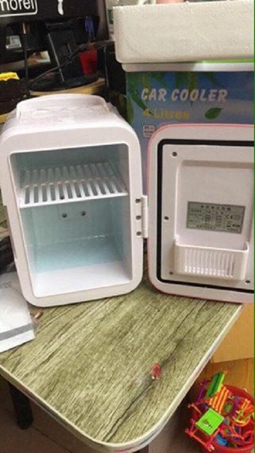 Đa dạng về mẫu mã, kích thước, những chiếc tủ lạnh mini được quảng cáo có thể đựng được 4-6 lon Coca-Cola. Nó có thể sử dụng nguồn điện từ máy tính hoặc laptop để làm lạnh bên trong. Ảnh: Facebook.