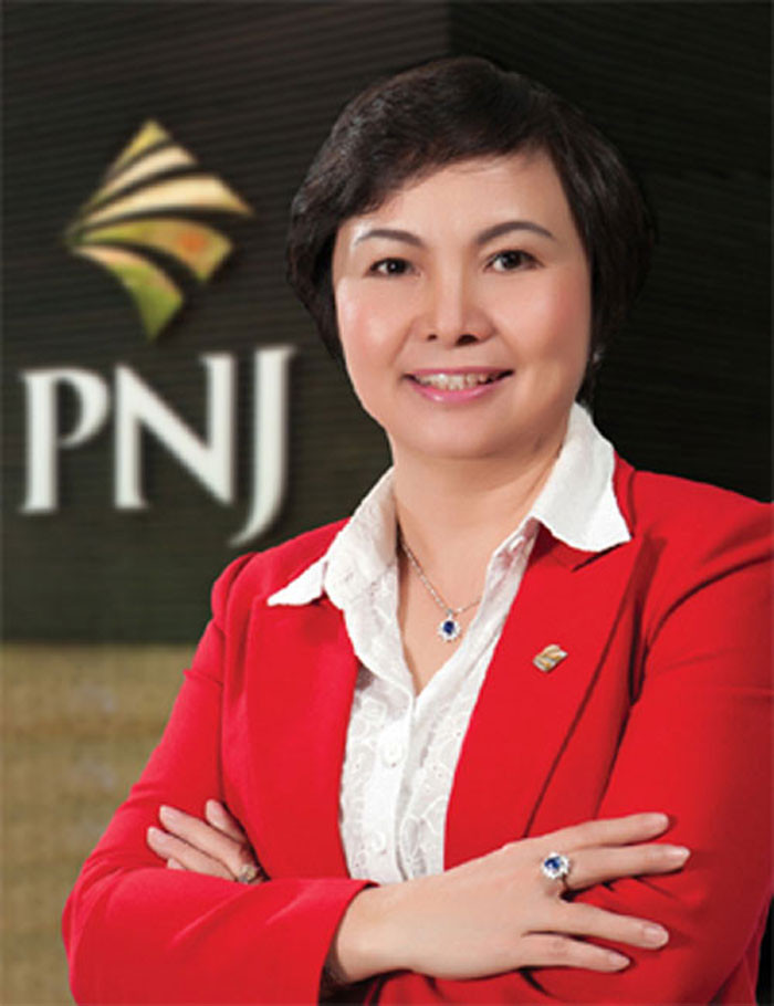 Khởi nghiệp với hơn 20 nhân viên, đến nay doanh nghiệp trang sức của bà Dung đã phủ sóng cả trong và ngoài nước ở châu Âu, Mỹ và Australia. Nhờ đó, bà Dung được mệnh danh là "nữ tướng vàng nữ trang". Ảnh: Phunungaynay.
