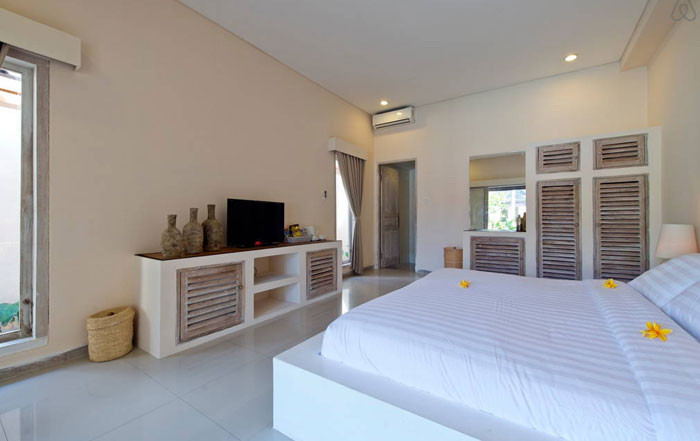 Phòng nghỉ thoáng đãng, nhiều cửa sổ hướng ra phía sân vườn và đầy đủ tiện nghi. Ảnh: Kutaville Villa.