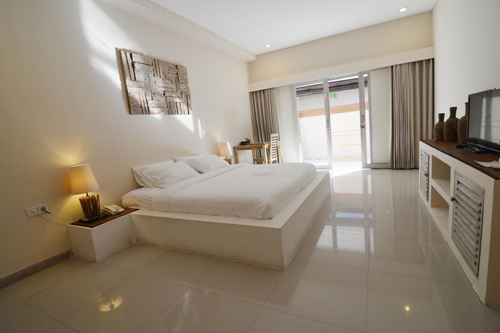 Màu trắng tinh khôi cho căn phòng không thể trang nhã, sang trọng hơn. Ảnh: Booking.