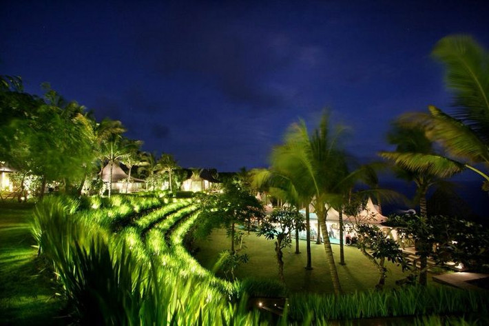 Hiên rộng phía ngoài cửa phòng là nơi thưởng thức trà và ngắm cảnh. Ảnh: Kutaville Villa.