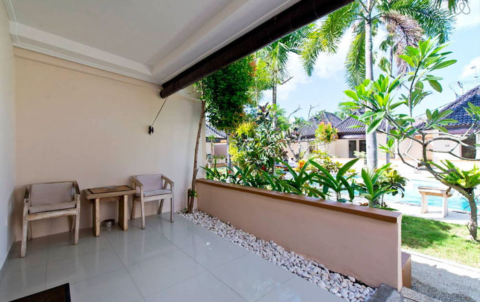 Hiên rộng phía ngoài cửa phòng là nơi thưởng thức trà và ngắm cảnh. Ảnh: Kutaville Villa.