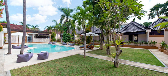 Kutaville Villa được bao quanh bởi các nhà hàng, quán bar sang trọng và chỉ mất vài phút đi bộ là tới bãi biển Seminyak. Ảnh: Kutaville Villa.