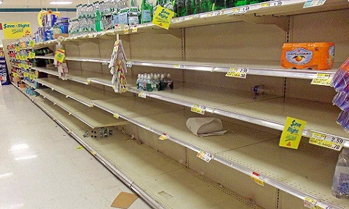 Các nhân viên tại siêu thị cho biết những ngày qua là ngày làm việc bận rộn nhất mà họ từng trải qua. Ảnh: Youtube.