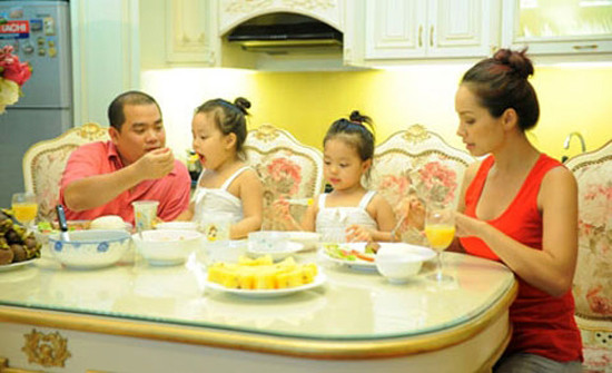 Tuy bận rộn nhưng những giây phút quây quần bên bàn ăn cùng hai cô con gái nhỏ luôn được Thúy Hạnh và Minh Khang trân trọng.