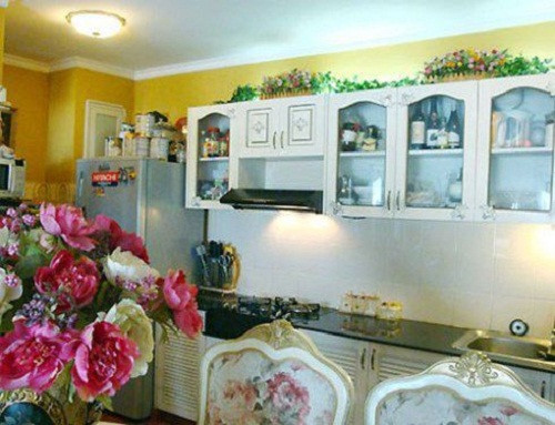 Kiến trúc cổ châu Âu tràn ngập không gian phòng bếp của cặp vợ chồng nổi tiếng Minh Khang - Thúy Hạnh. Sử dụng nội thất cao cấp cùng gam màu trắng chủ đạo, căn bếp được trang trí đầy lãng mạn với phong cách cổ điển.